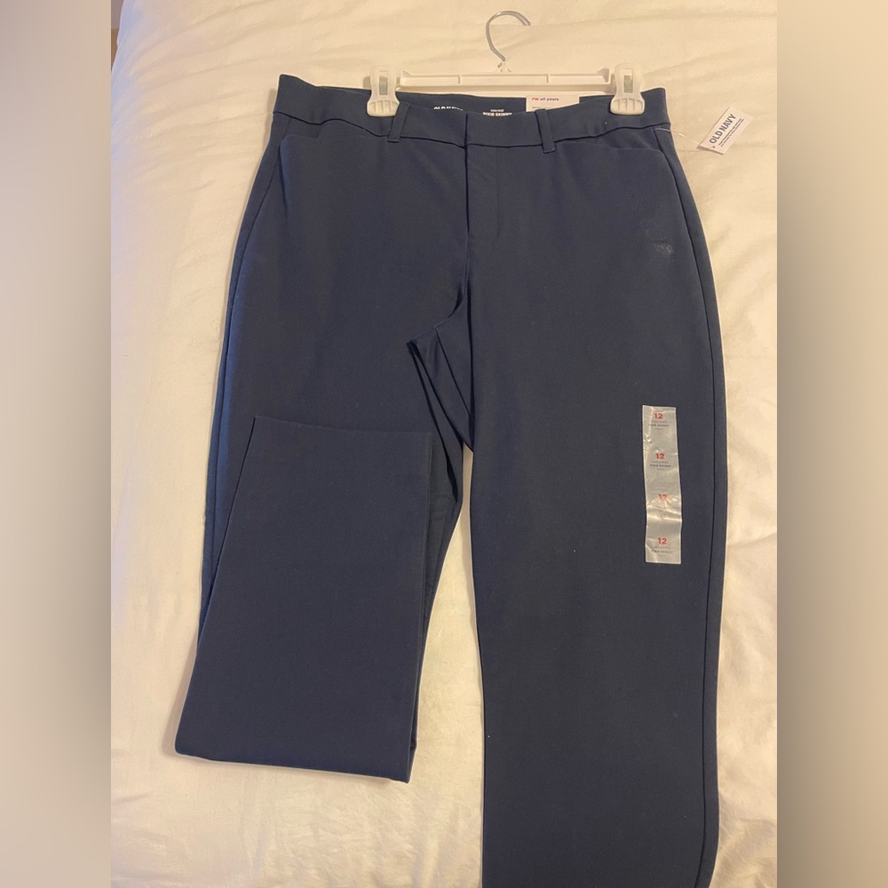 Old Navy Women's high rise petite
Color: Navy
Style: pixie skinny ankle pant